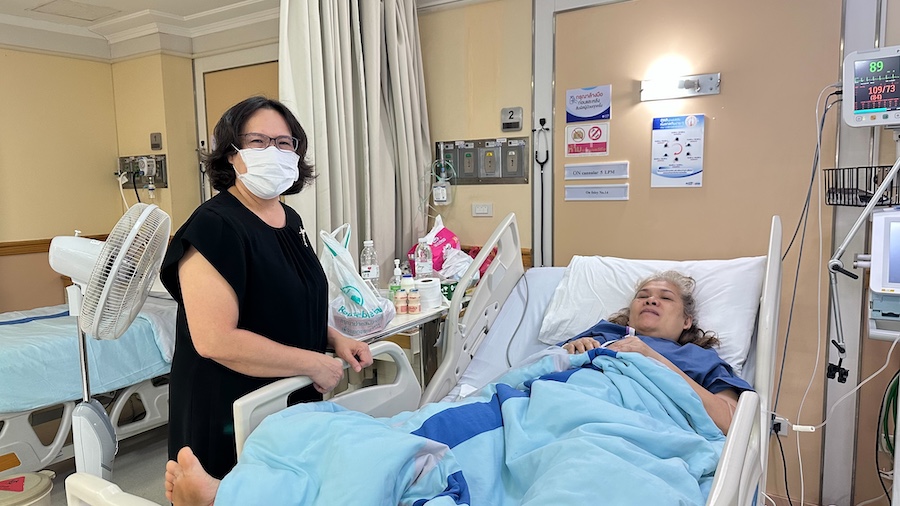 ธ.ก.ส. เยี่ยมลูกค้าที่ได้รับบาดเจ็บเหตุเครนก่อสร้างรถไฟความเร็วสูงถล่มทับรถไฟ