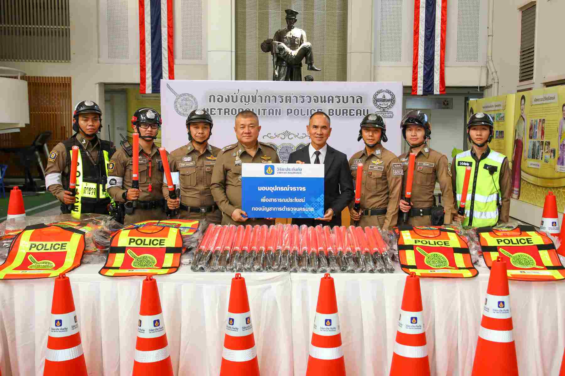 วิริยะประกันภัย มอบอุปกรณ์อำนวยการจราจร 600 ชิ้น เสริมภารกิจ บช.น.