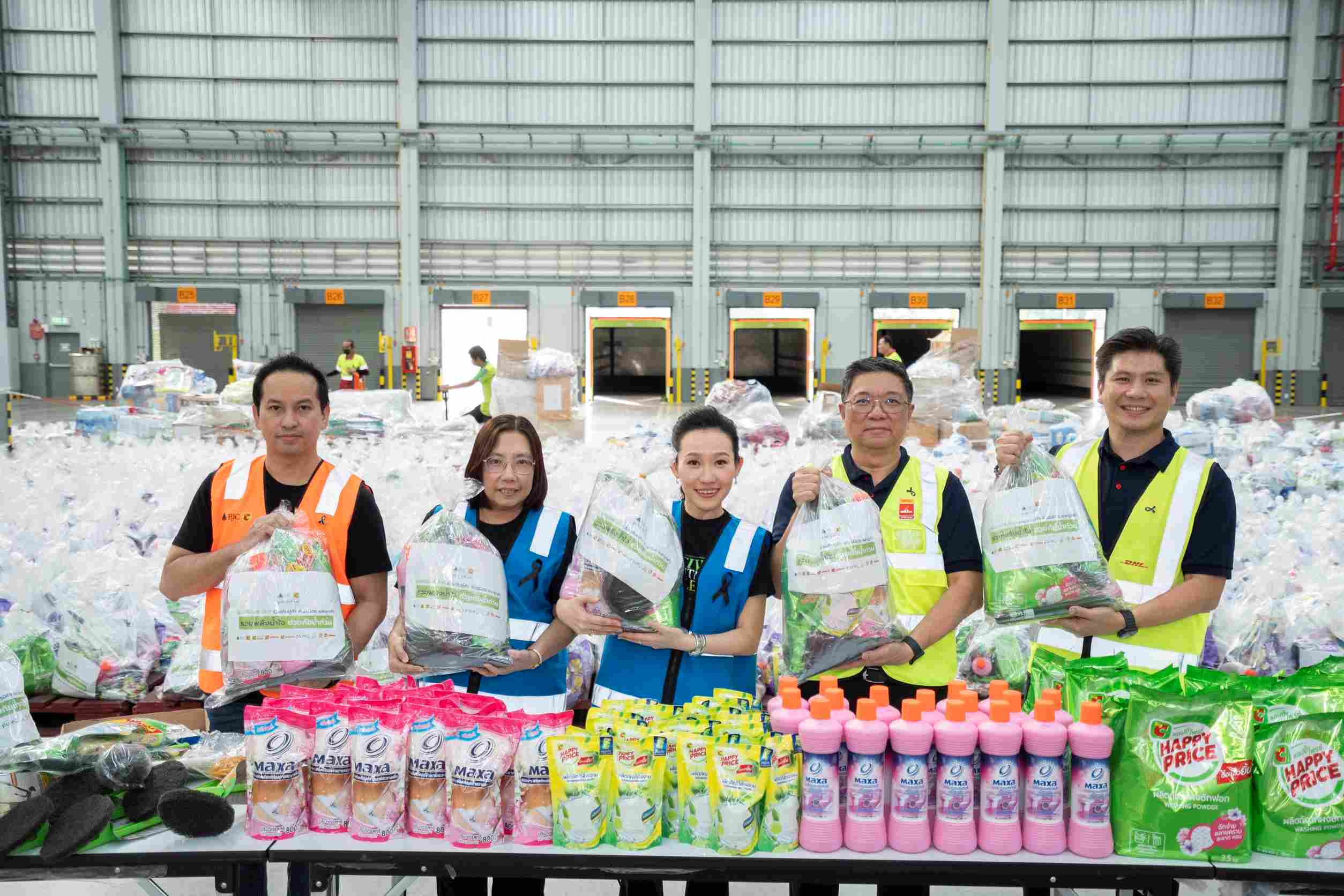 กลุ่มบีเจซี บิ๊กซี ระดมพลังจิตอาสาจัดทำถุงยังชีพและถุงฟื้นฟู