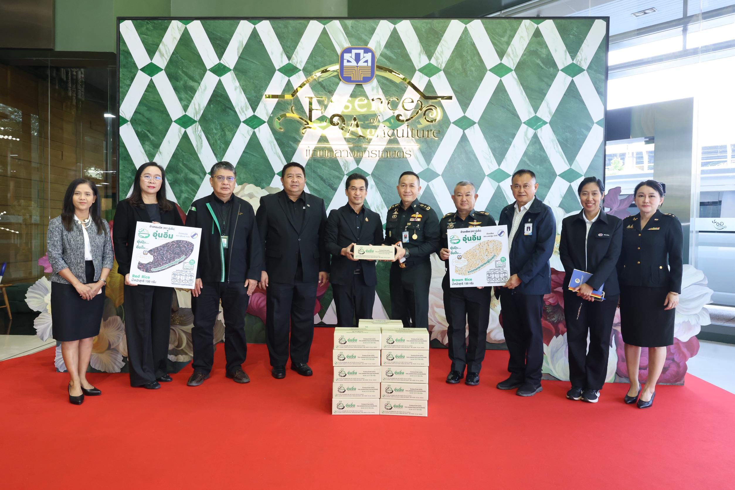 ธ.ก.ส.ส่งมอบข้าวตราอุ่นอิ่ม 3,000 ถ้วยให้แก่ กอ.รมน. เพื่อช่วยผู้ประสบอุทกภัยภาคใต้