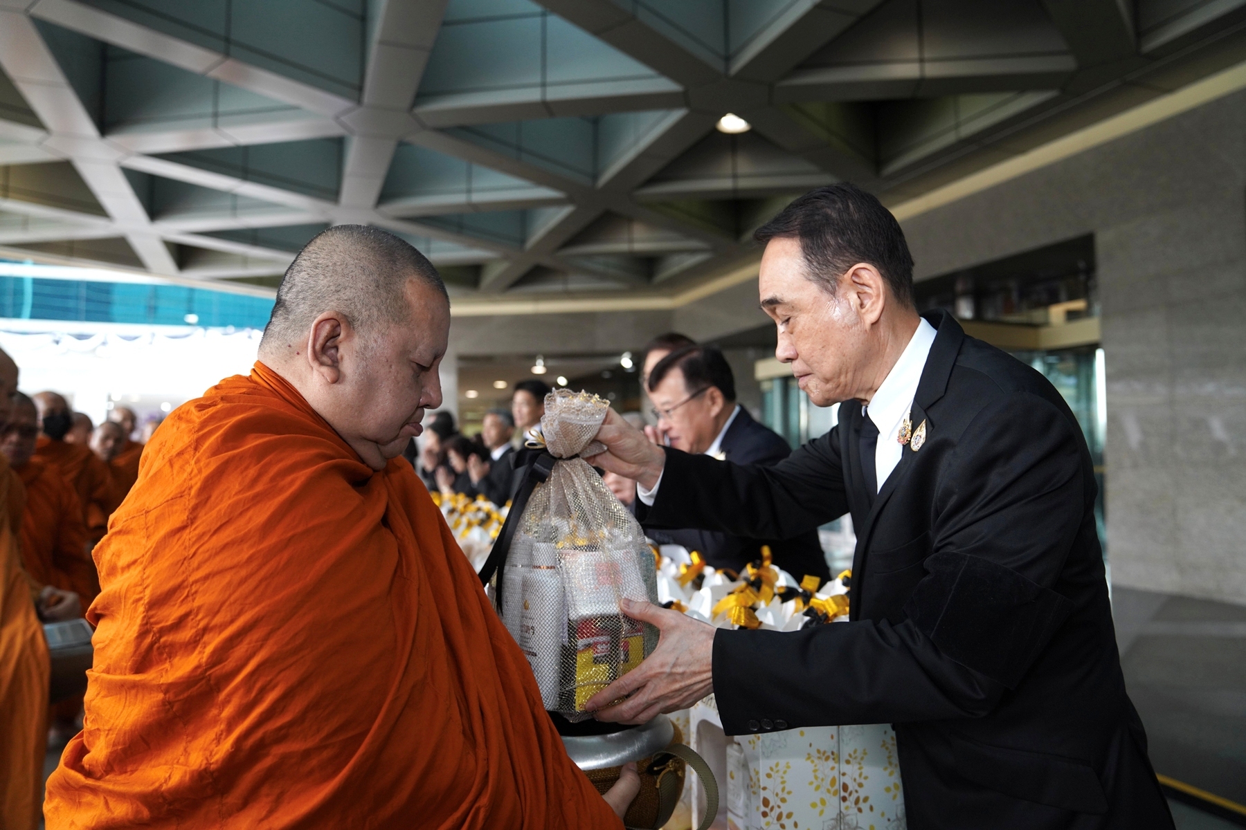 กลุ่มเอสซีบีเอกซ์จัดพิธีตักบาตรถวายพระราชกุศลปัญญาสมวารแด่สมเด็จพระพันปีหลวง