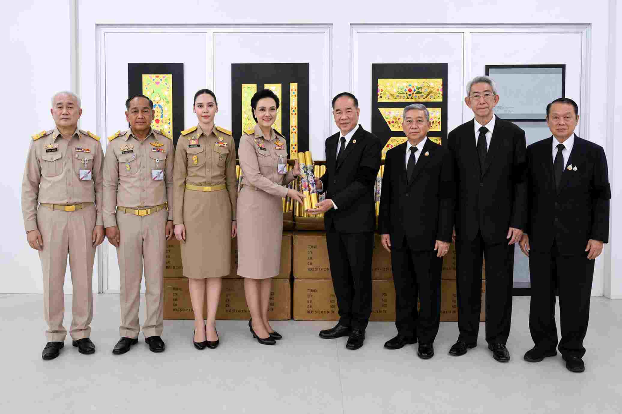 สมาคมวิเทศฯ มอบกระดาษทองย่น สนับสนุนการจัดสร้างพระเมรุมาศ