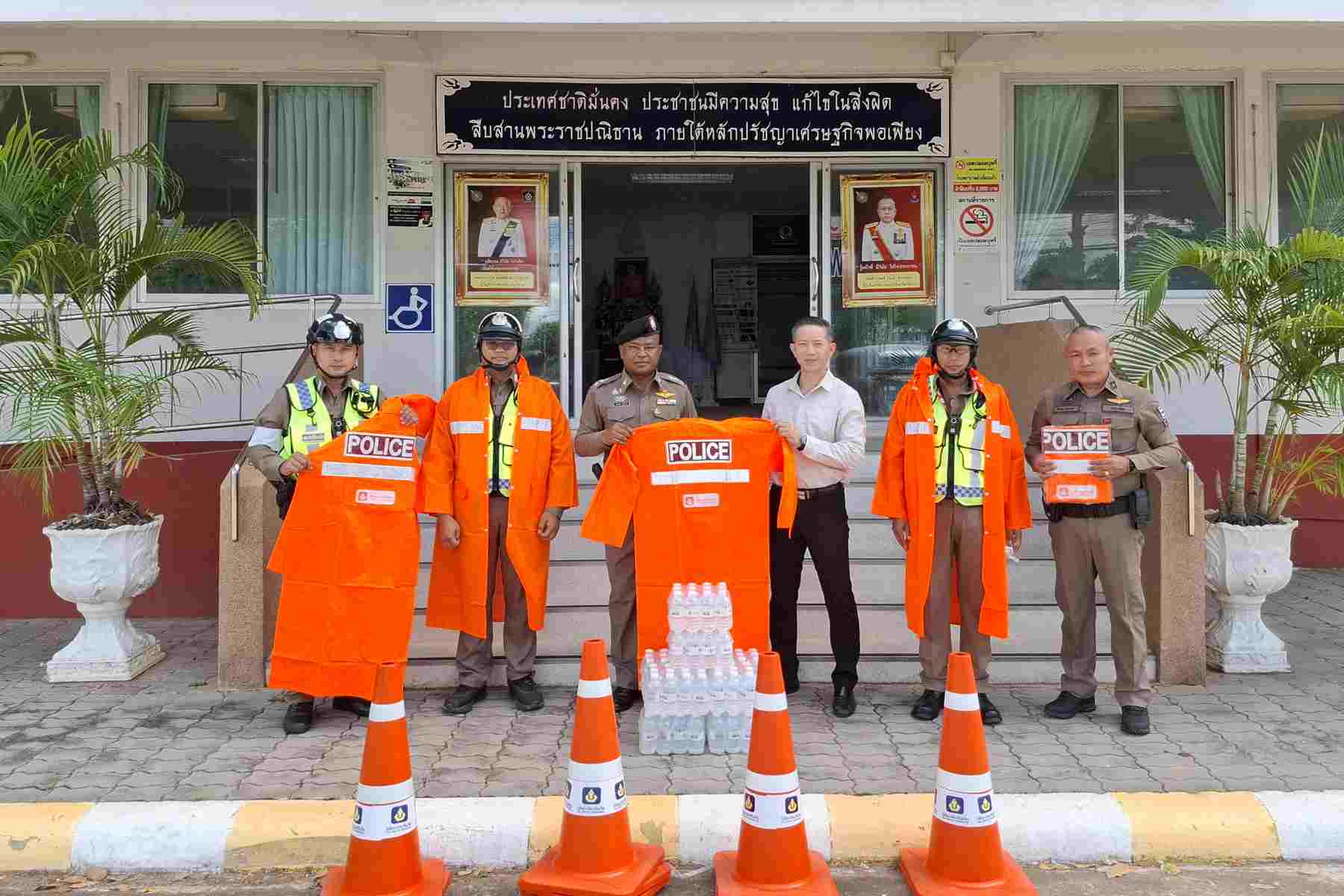 วิริยะประกันภัย มอบเสื้อกันฝนสะท้อนแสง สภ.คำเขื่อนแก้ว