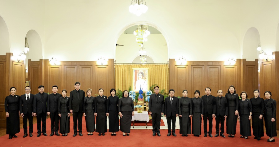 ออมสิน ถวายพวงมาลัย แด่สมเด็จพระนางเจ้าสิริกิติ์ฯ พระบรมราชชนนีพันปีหลวง