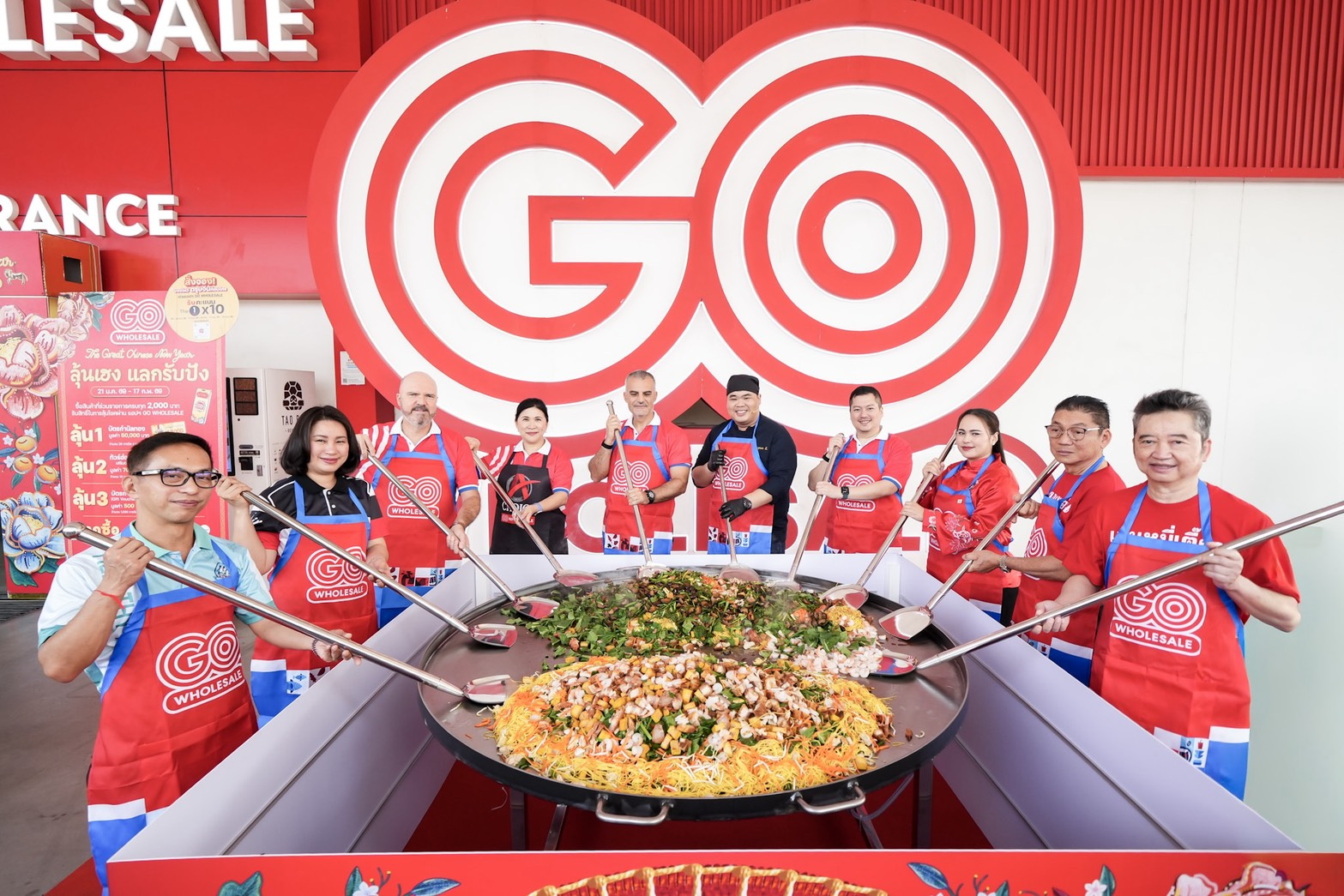 โก โฮลเซลล์ ผนึกพันธมิตร ผัดหมี่มงคลยาว 2 เมตร กระทะยักษ์ โชว์มังกรทอง