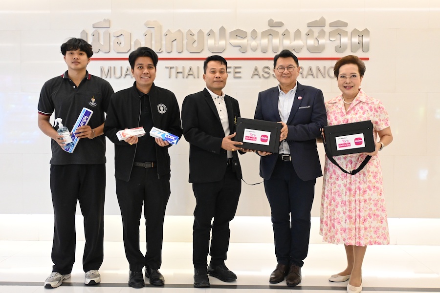 เมืองไทยประกันชีวิต-มูลนิธิเมืองไทยยิ้ม มอบกระเป๋าเวชภัณฑ์ลานกีฬาชุมชนห้วยขวาง