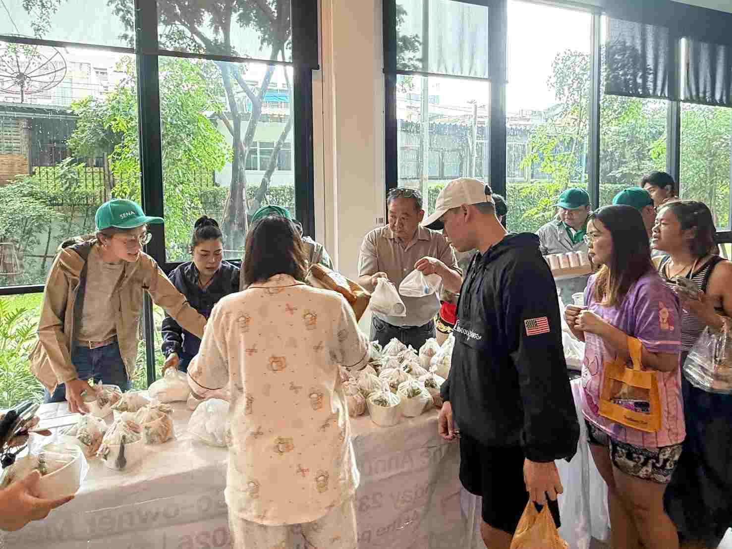 “SENA” นำทีมลงพื้นที่โครงการรับมือภัยน้ำท่วมส่งความช่วยเหลือ
