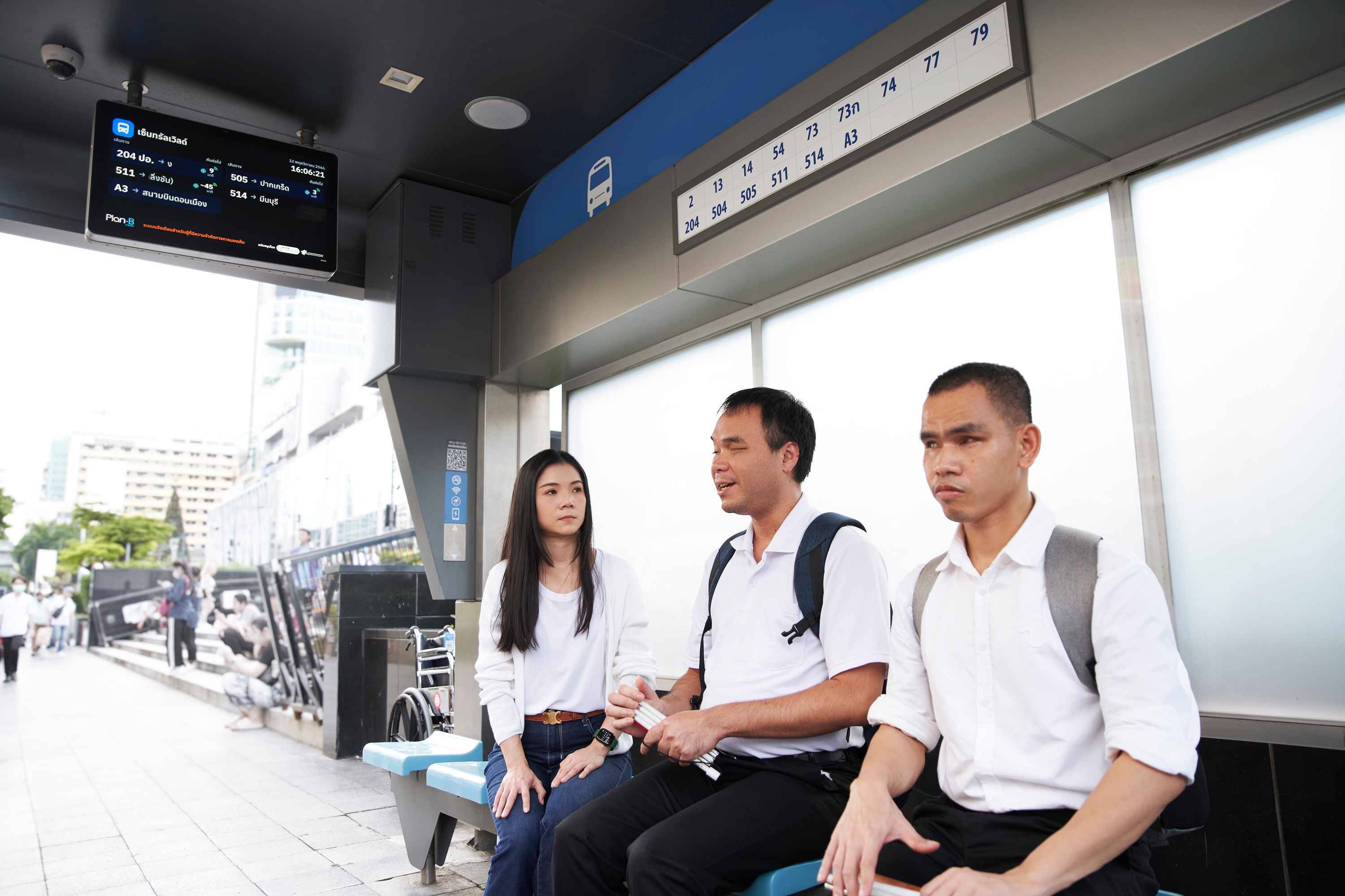 FWD ประกันชีวิต เปิดตัวแคมเปญ'The Talkable Bus Shelter ป้ายรถเมล์พูดได้'
